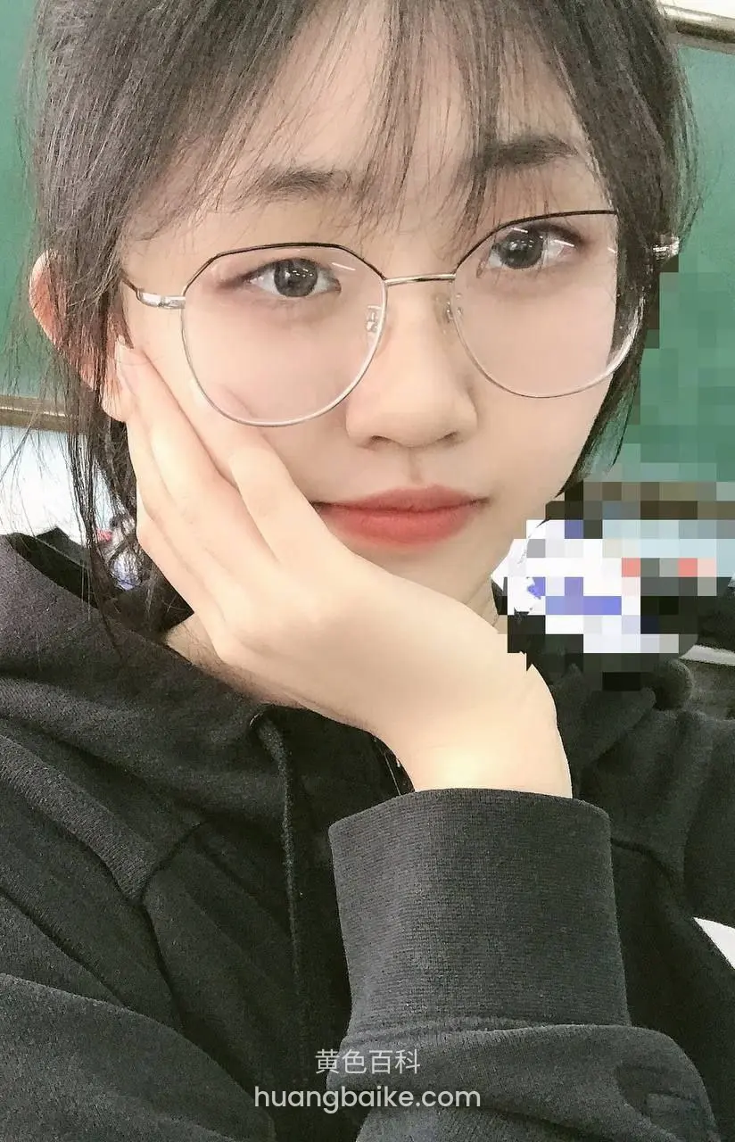 绿板前手托脸近拍，右下像素马赛克