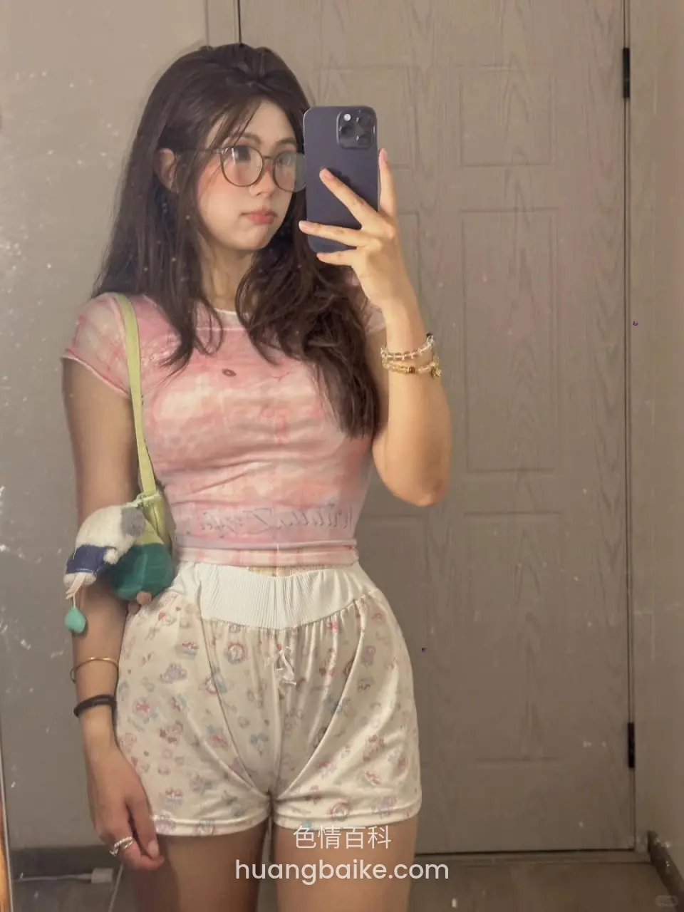 房间里举着手机自拍