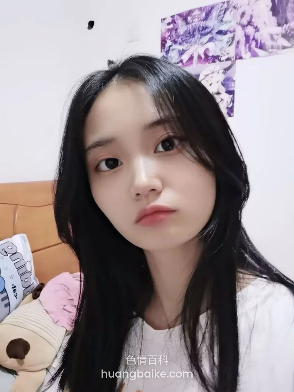沙发边扭头看旁边