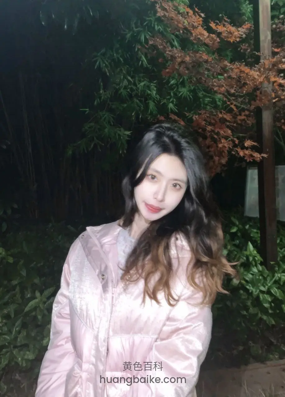 夜里站在树丛前，身后竹林和红叶