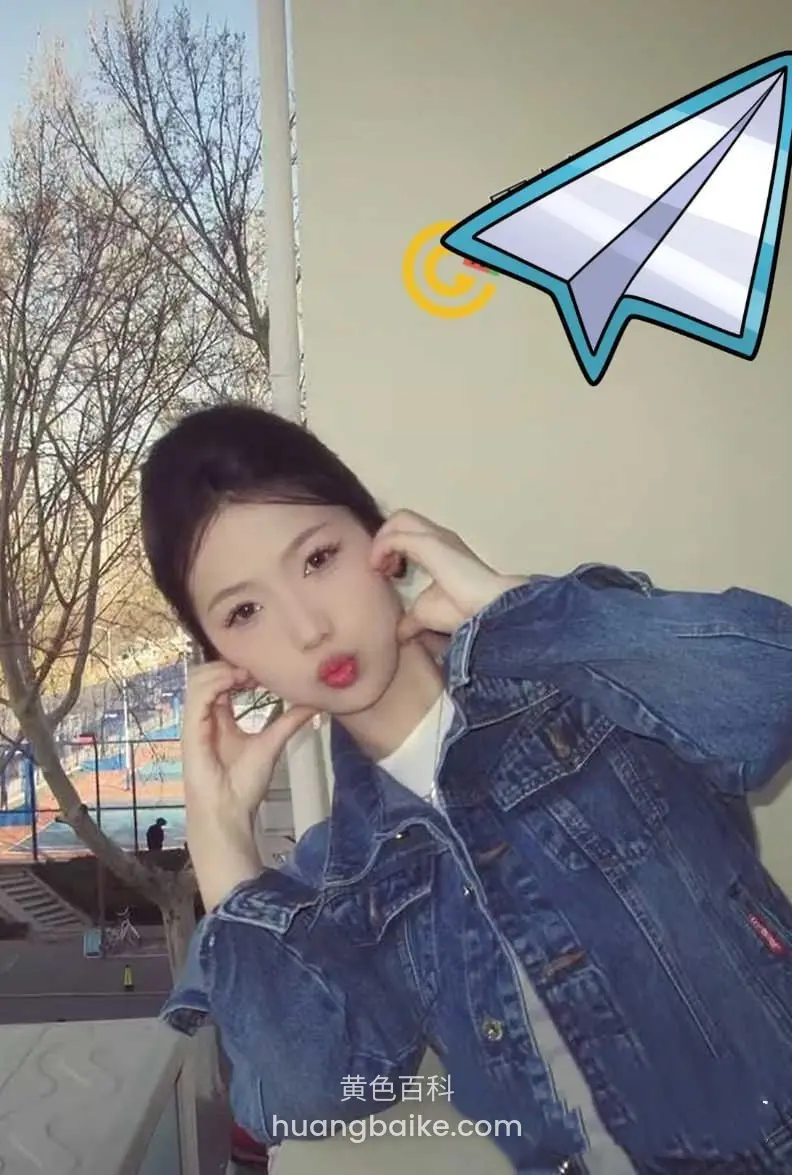 窗边歪头自拍，手指抵脸颊