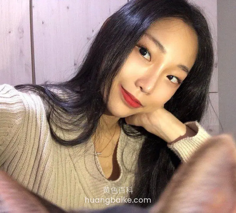 毛衣自拍手撑脸