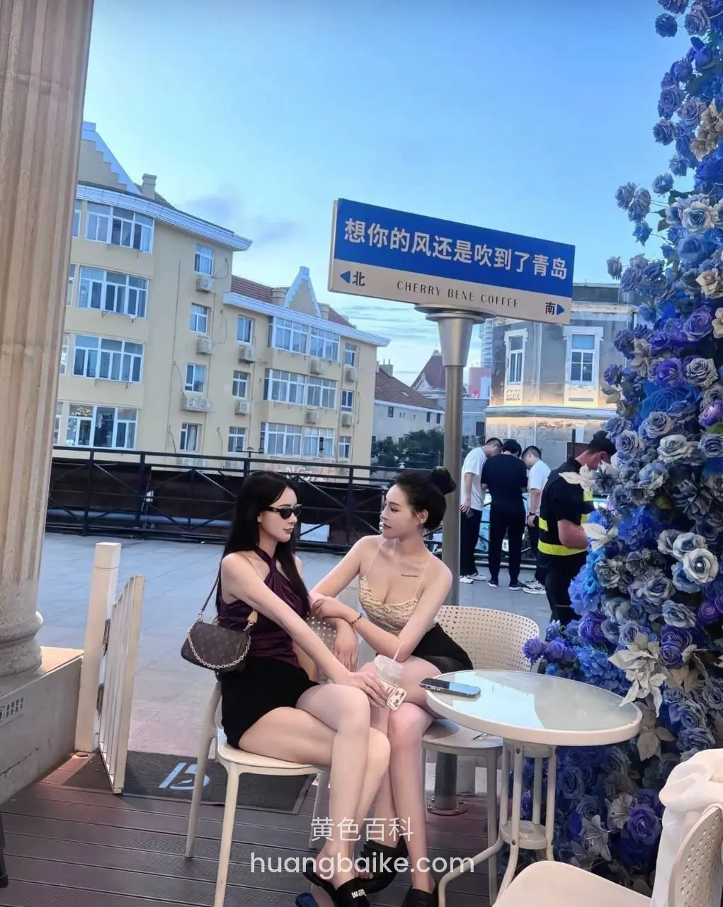 街边咖啡店招牌前和朋友聊天