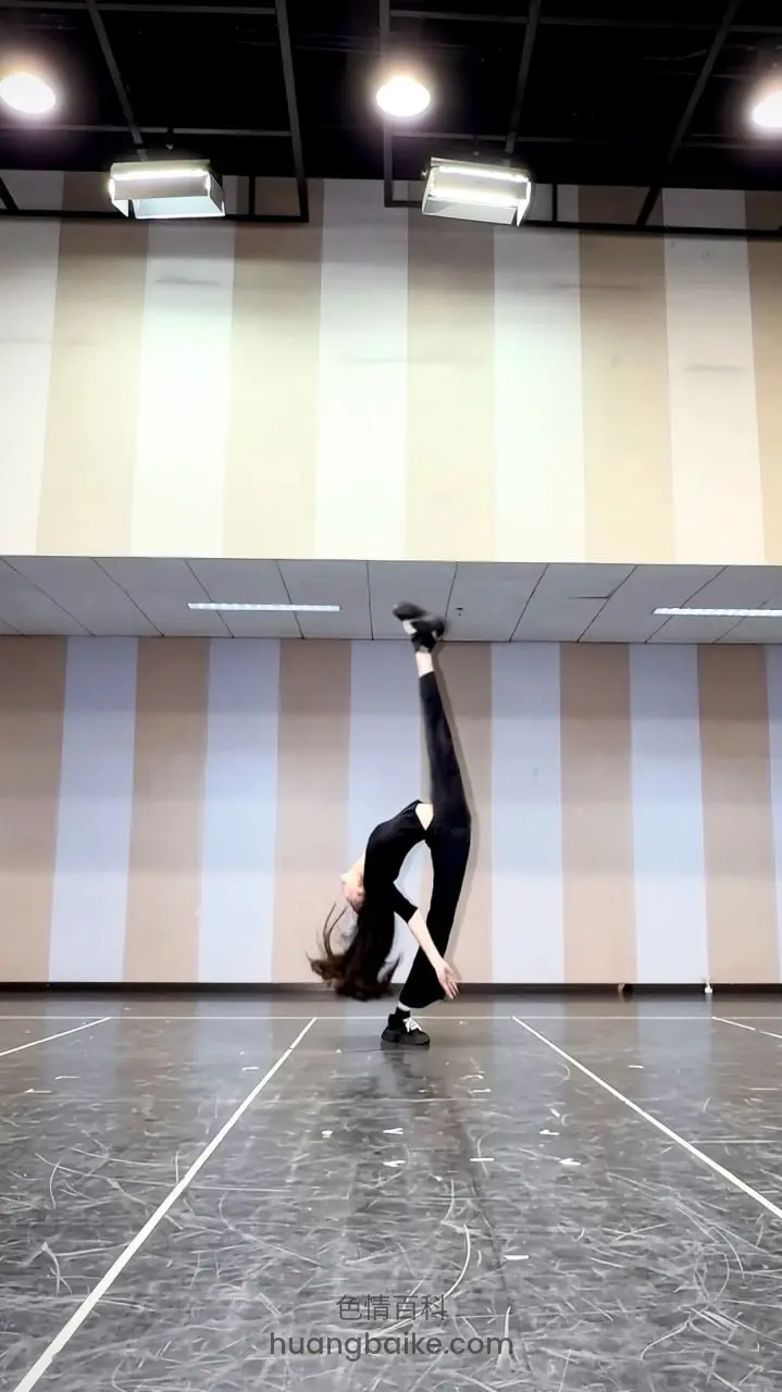 舞蹈室地板倒立，一腿伸直朝上