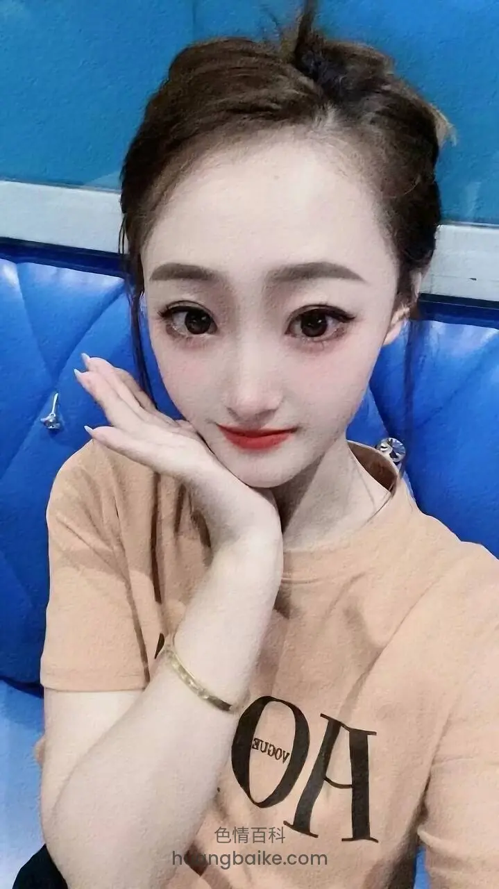 手托着下巴自拍