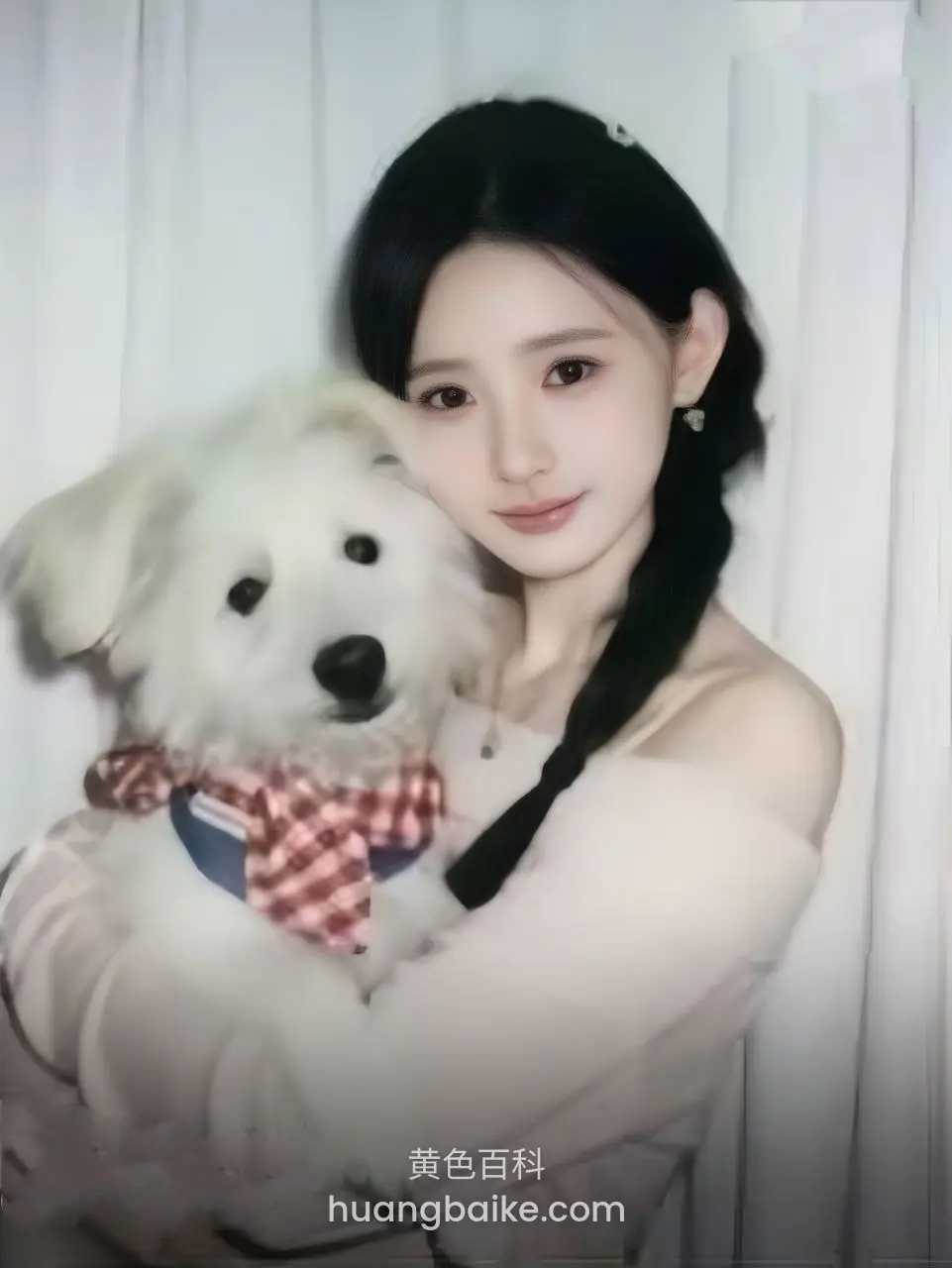 抱着白狗看镜头