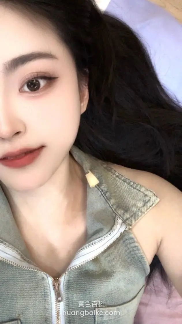 镜头怼着脸，躺床上看过来