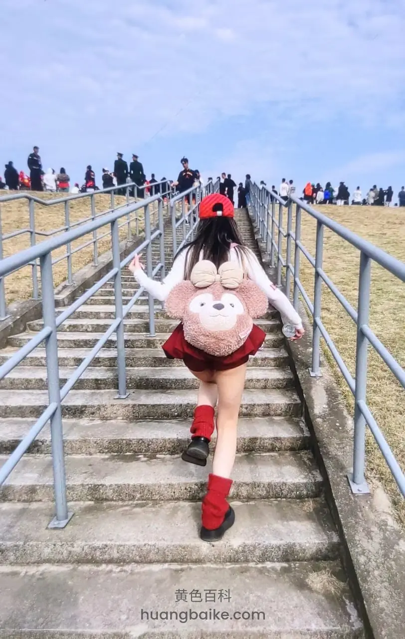 下楼梯背对镜头，熊猫书包挂在身后