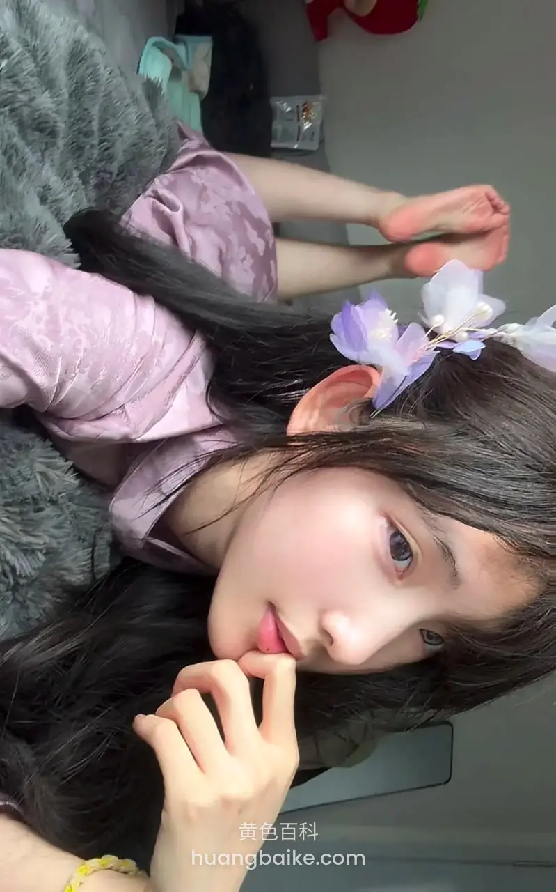 床上侧躺，镜头对着花朵发饰