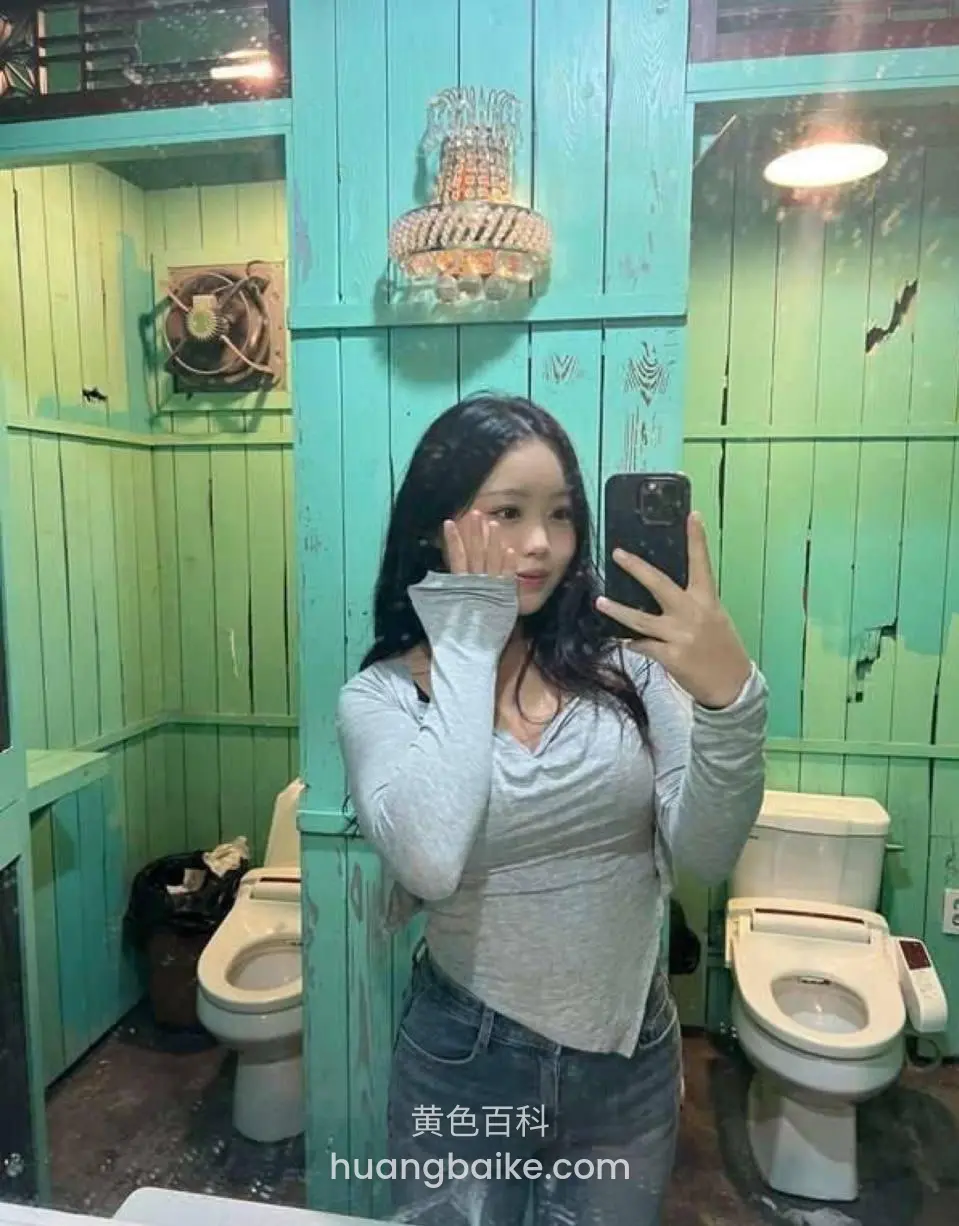 OnlyFans.com/ajpkkkk 厕所里举手机自拍