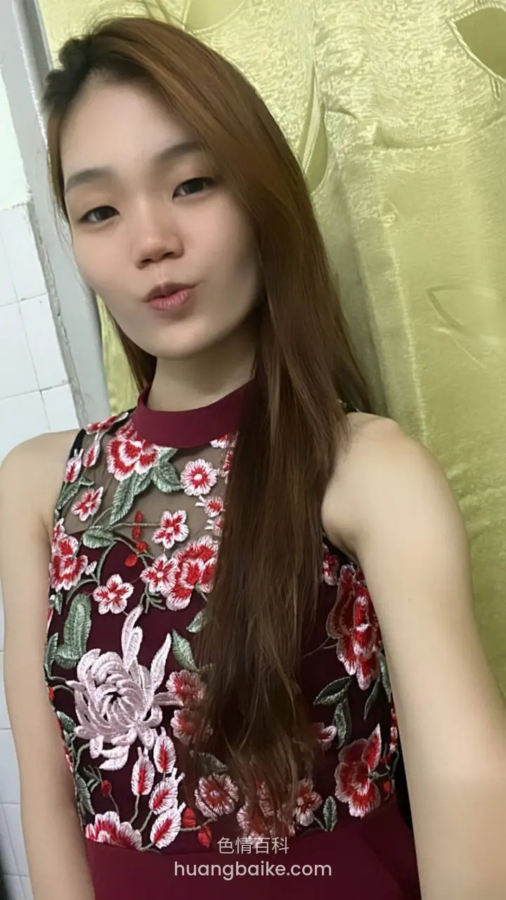 镜子前嘟嘴自拍，身后贴金色墙纸