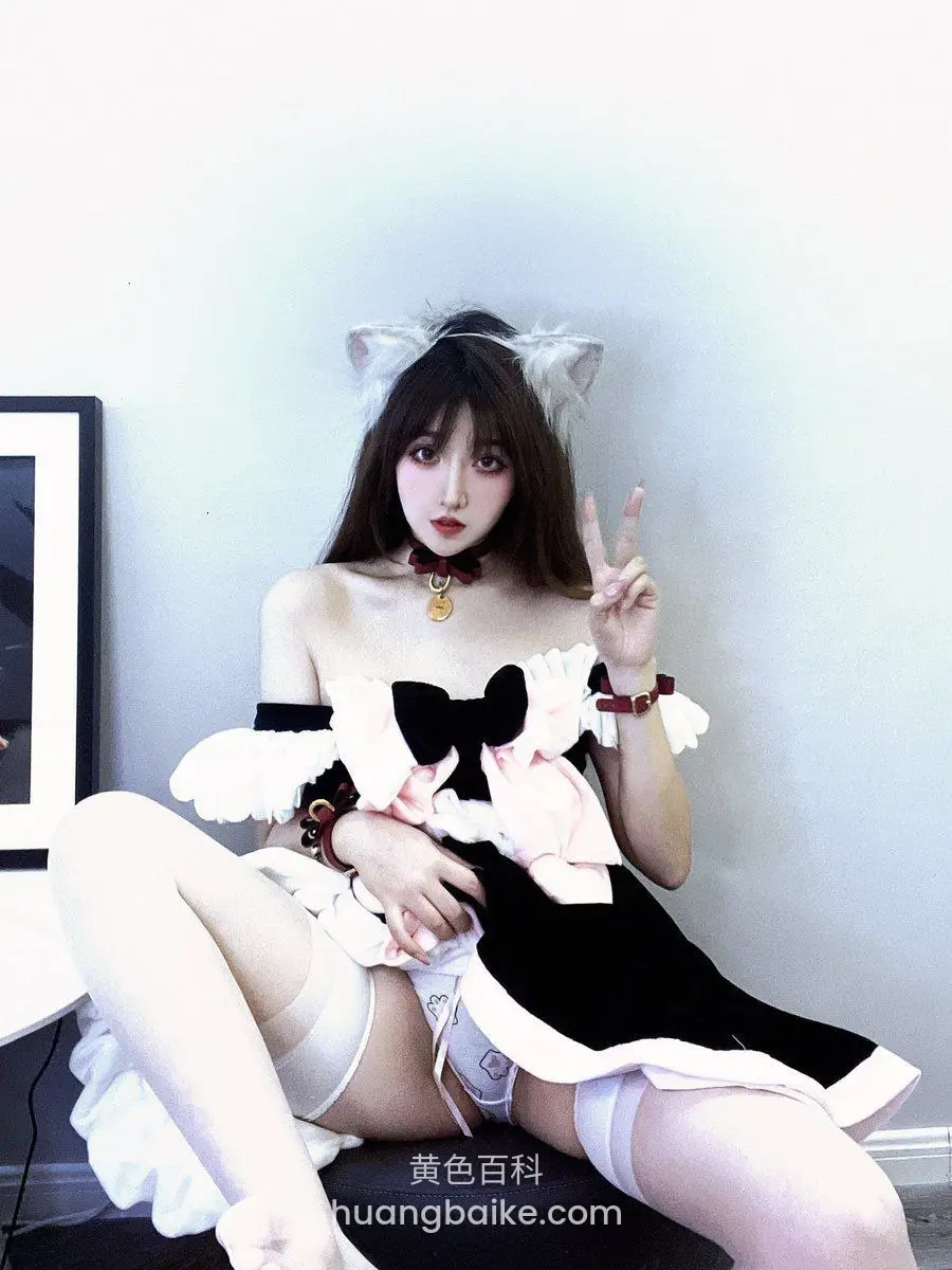 猫耳女仆装坐在凳子上，右手比V手势