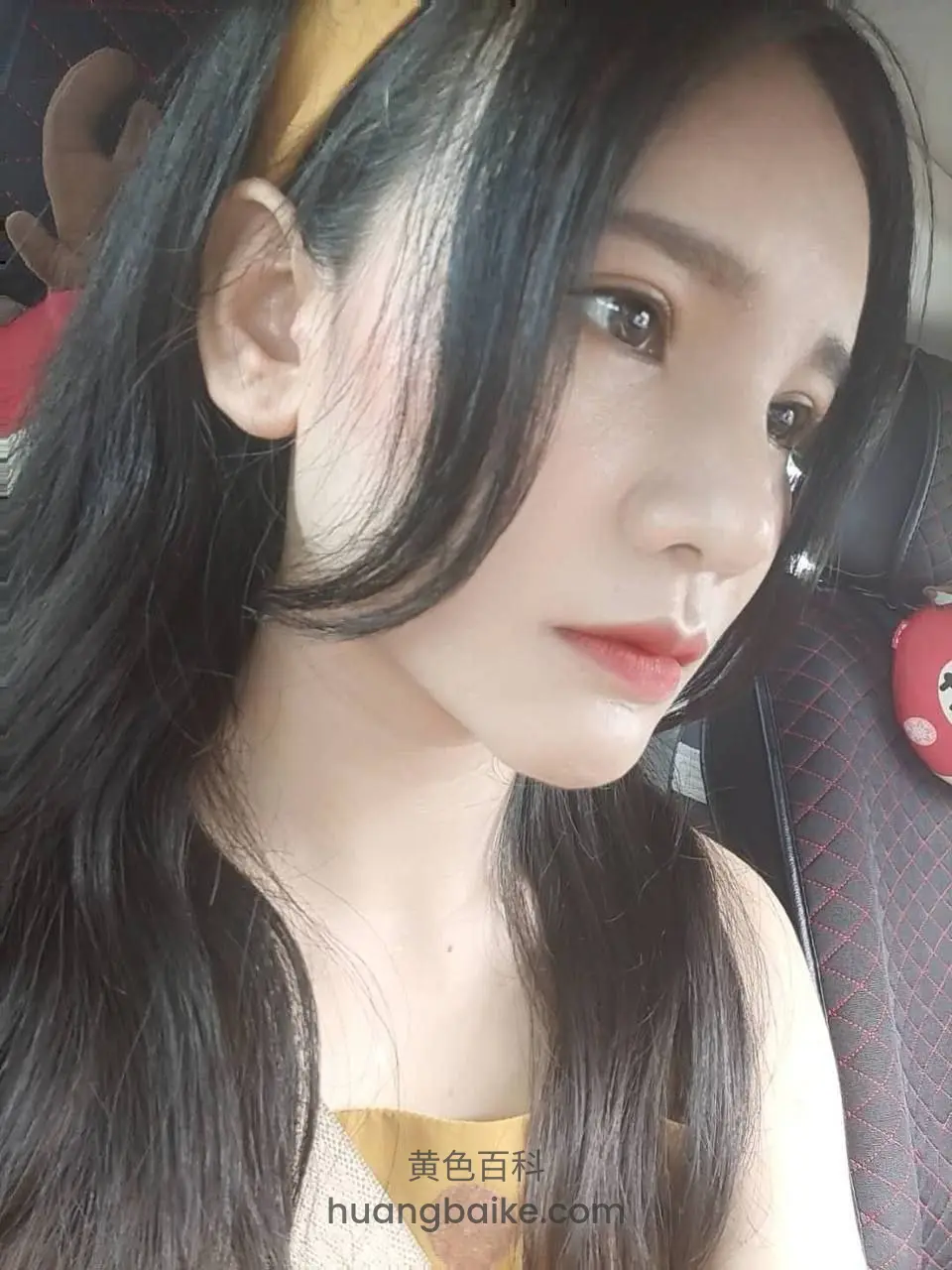 车内座椅上侧脸，戴黄色发箍