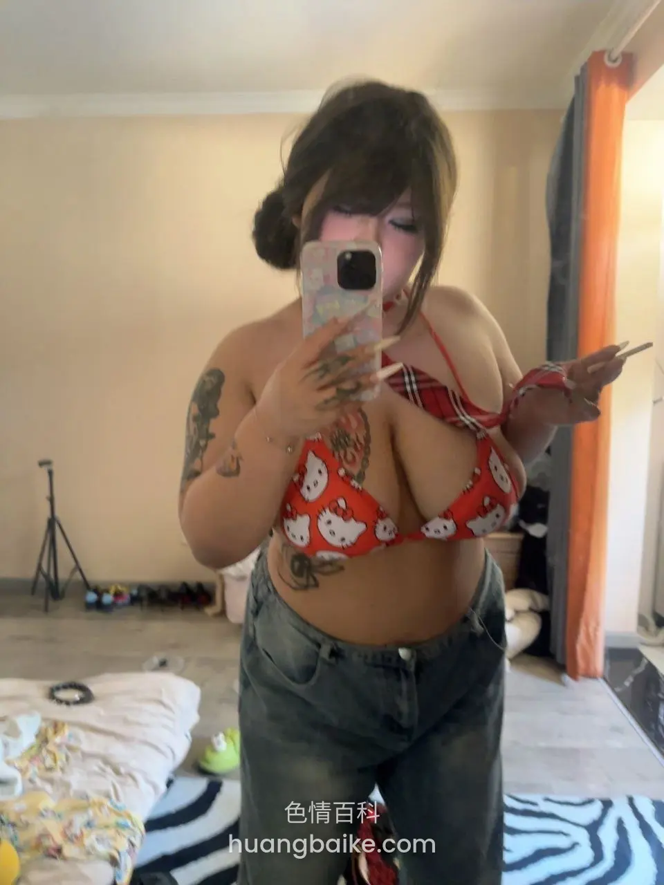 镜头对着手机，Hello Kitty红胸罩