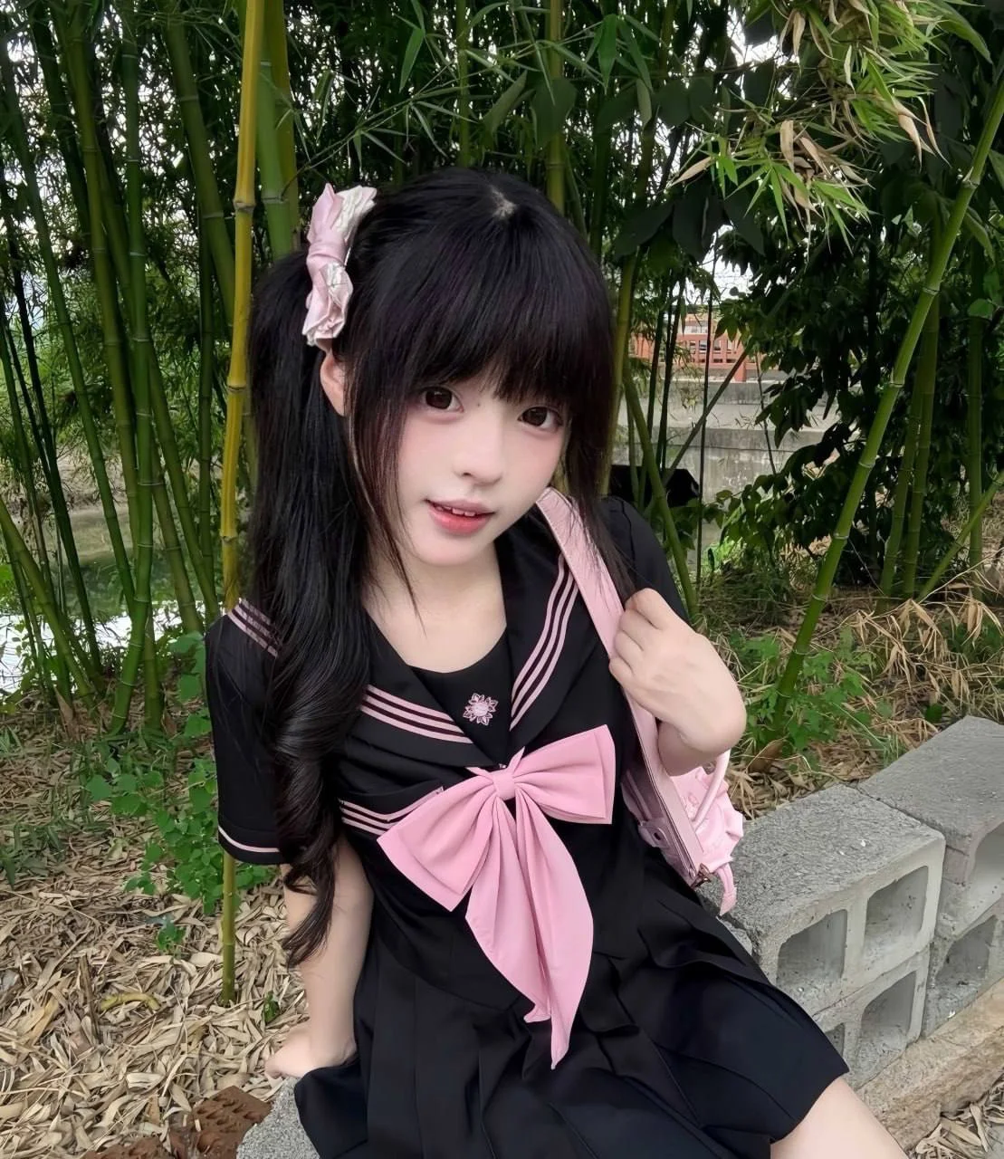 黑粉水手服女孩坐在石阶上