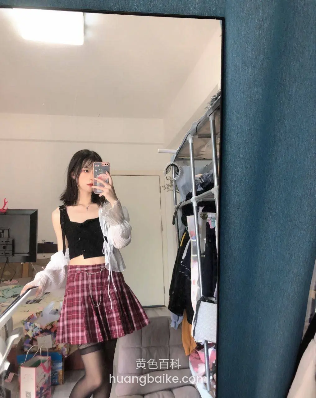 镜子前自拍 手机举着