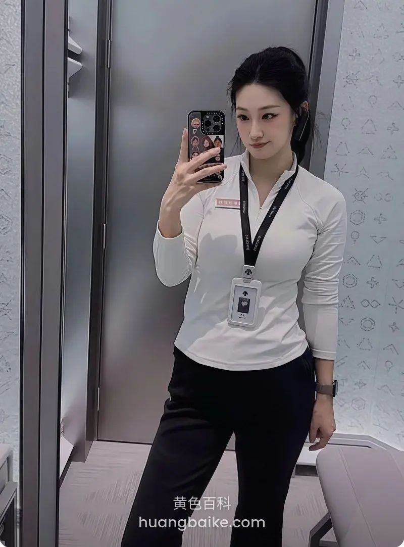 更衣室里拿手机自拍，胸前挂着工作牌