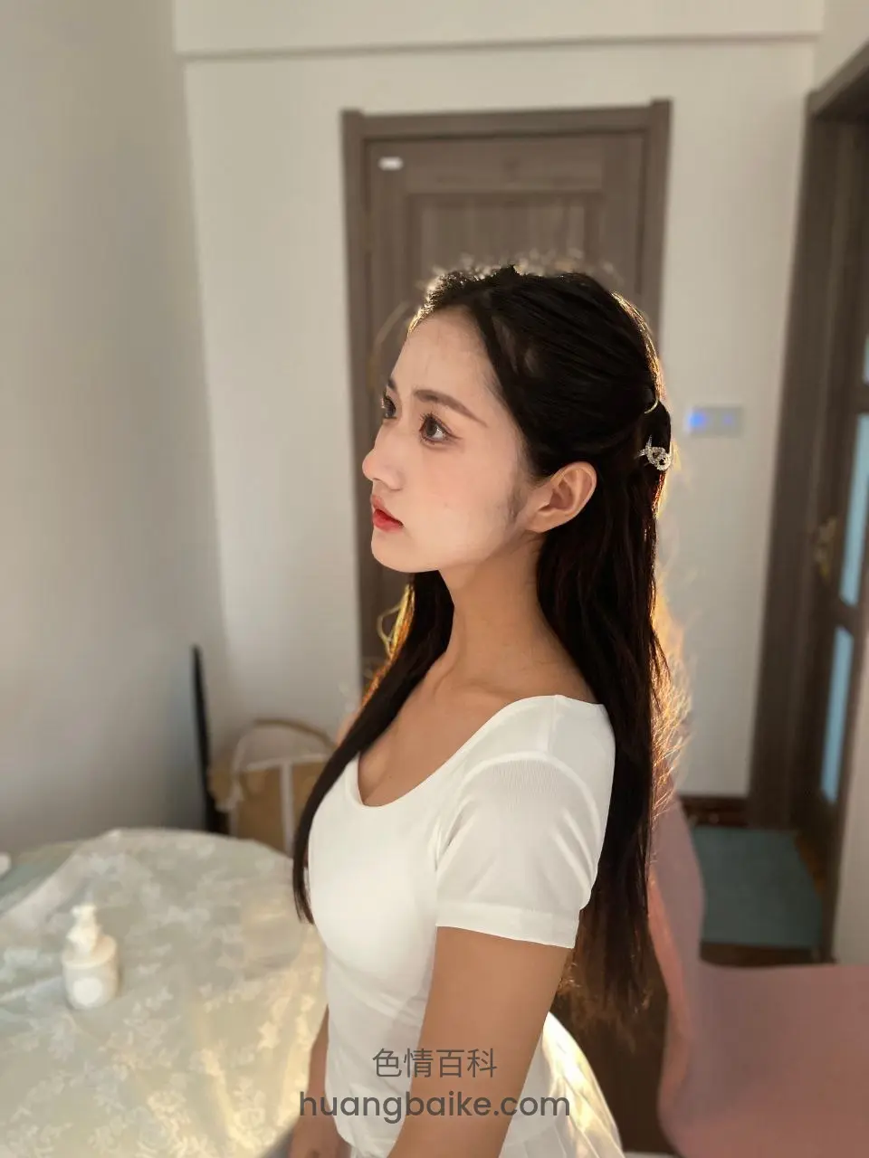 房间门口侧身站立