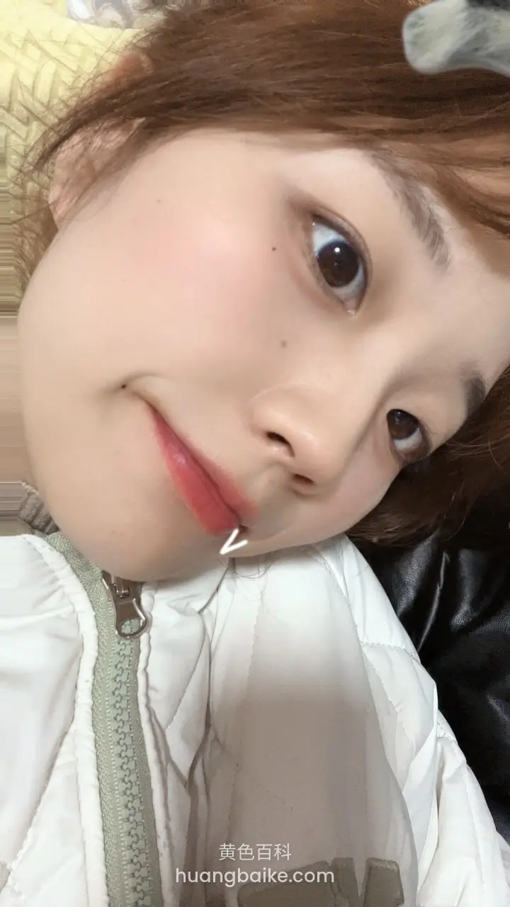 镜头怼着脸下巴，带白色箭头