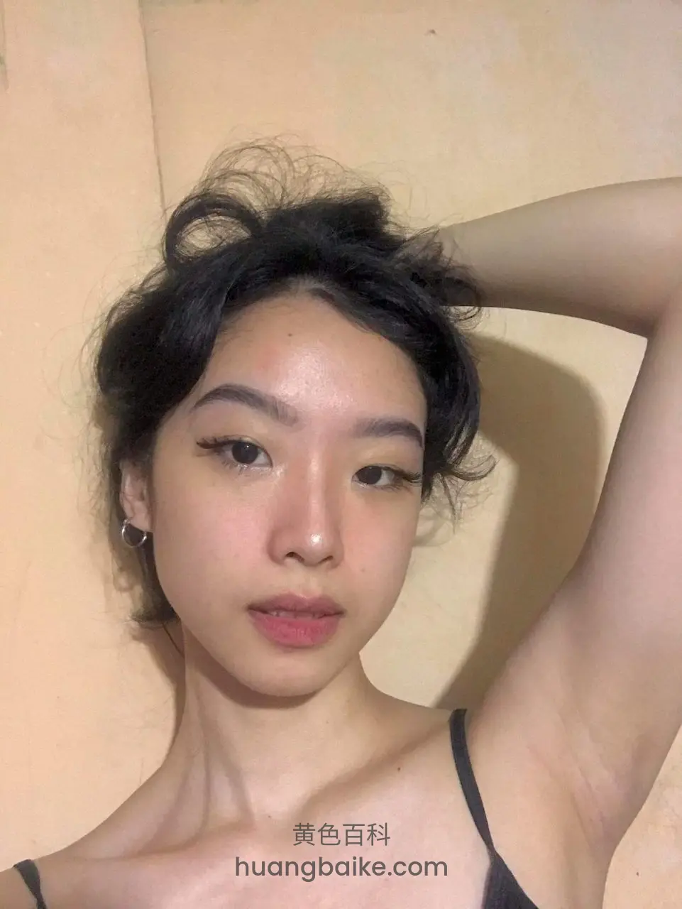 黑发女主抬手撩头发