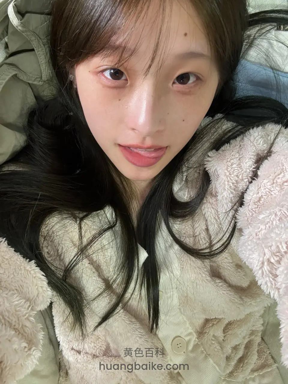 女生平躺床上直视镜头