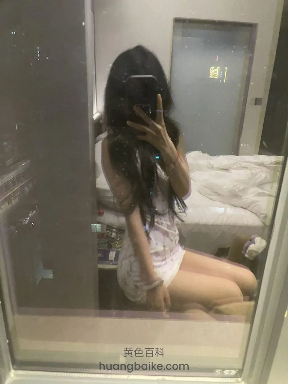 镜子前举手机自拍