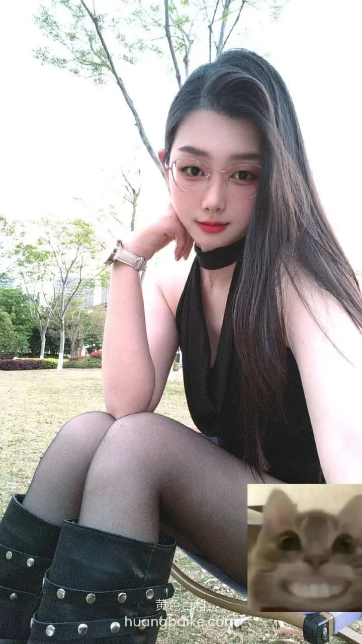 公园草地坐着 手托脸