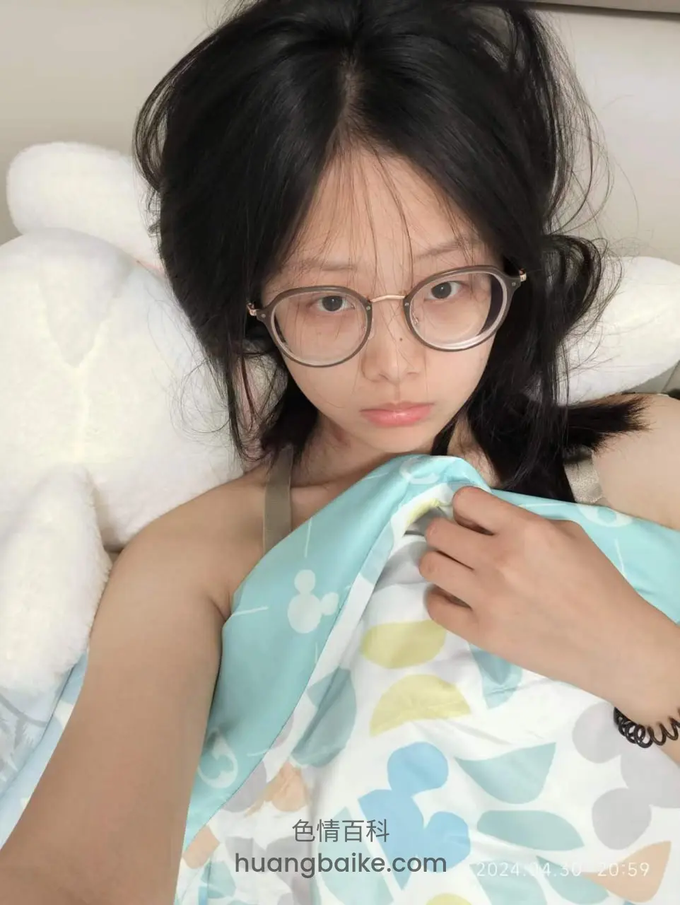 床上躺着拉起卡通被子遮住胸口