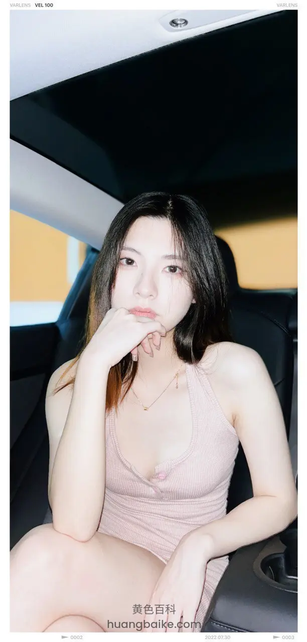 后座手抵下巴对准镜头
