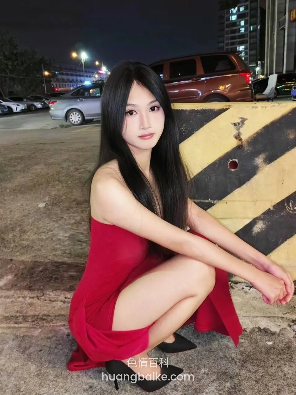 停车场水泥地蹲下红裙，黑白条纹路障