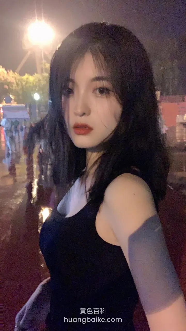 夜晚街头自拍，身后有路灯和湿地