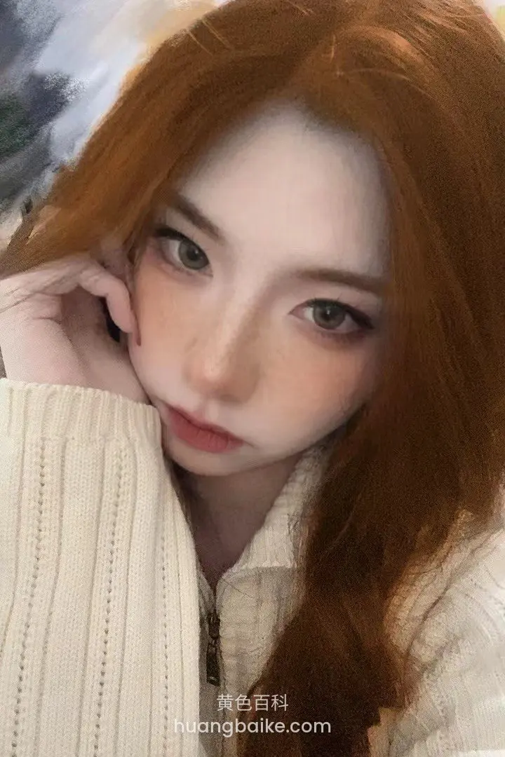白毛衣袖子遮半边脸，镜头对着眼睛
