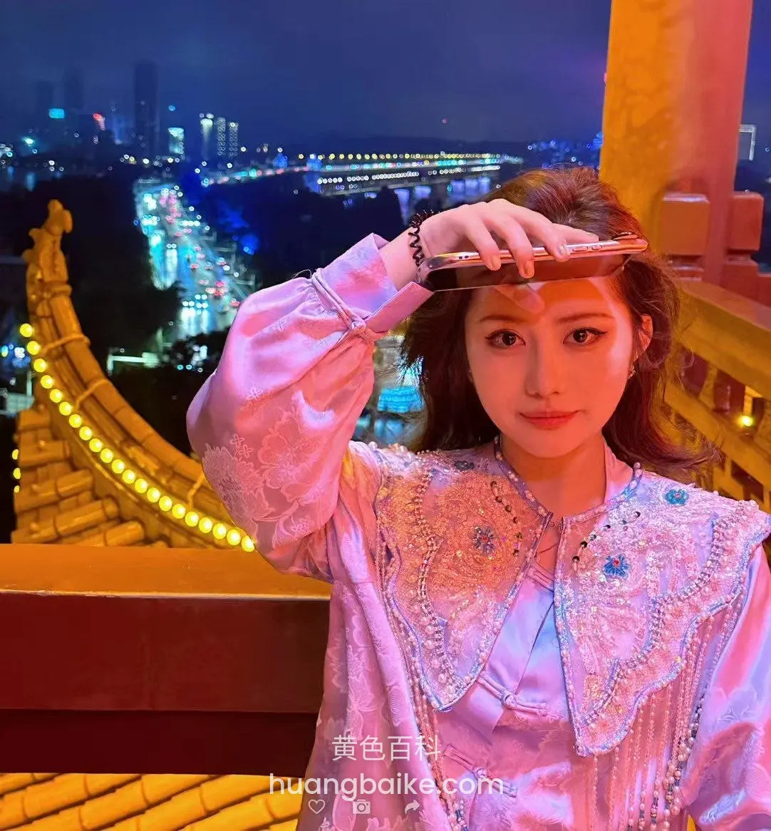 夜景高台拿着手机遮额头，俯拍城市灯光