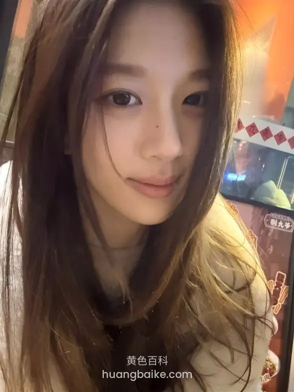镜头怼着脸看手机自拍
