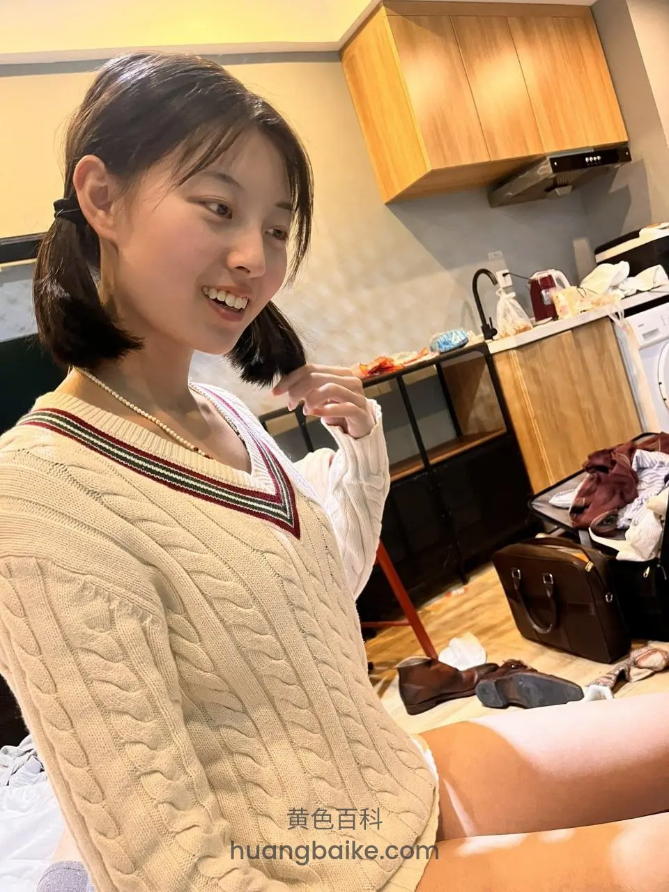 厨房里回头笑，手指比剪刀