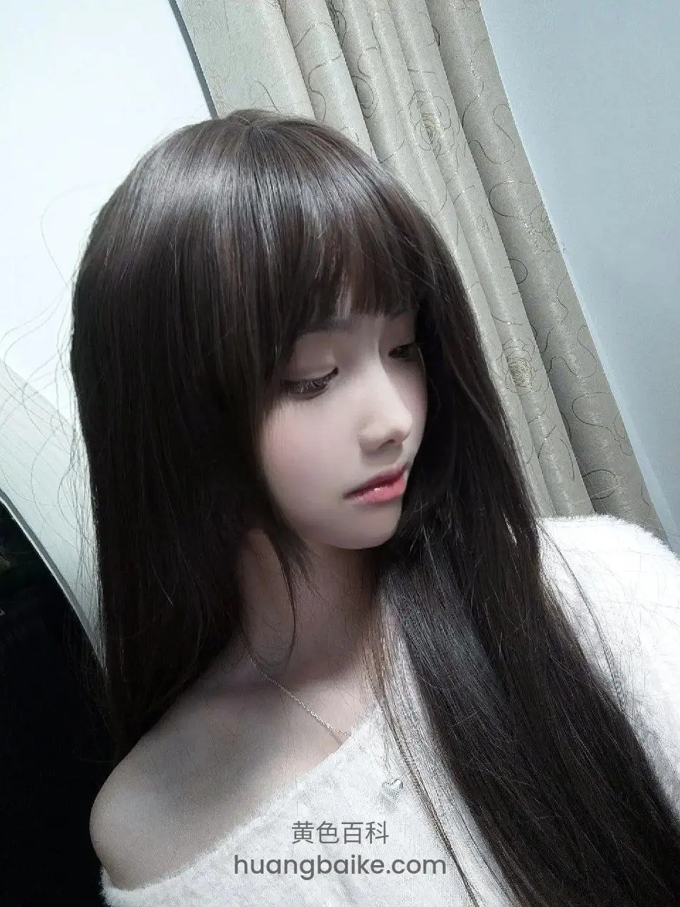 窗帘前低头看侧面，戴着项链
