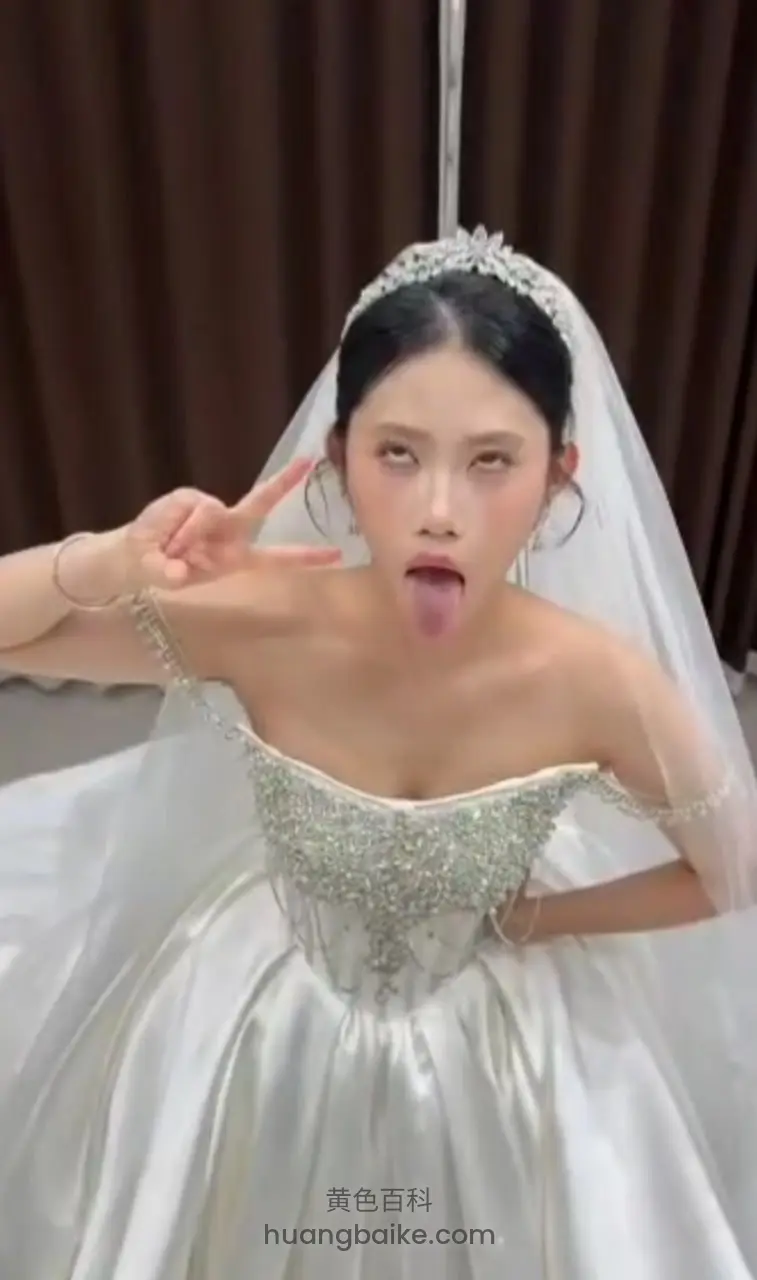新娘婚纱照伸舌头