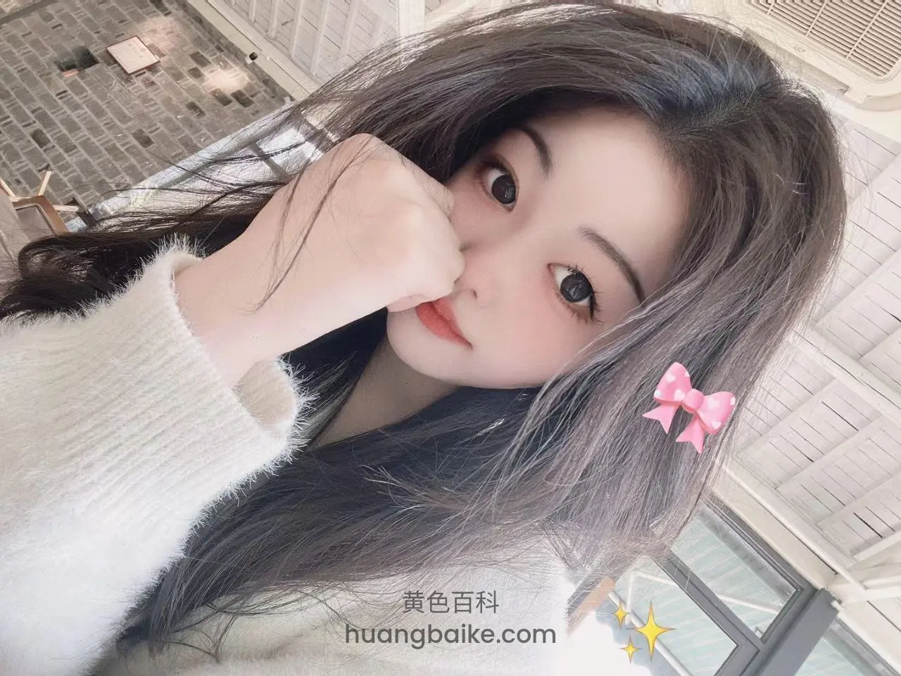 室内天花板下举手捂嘴，头顶飘着星星表情