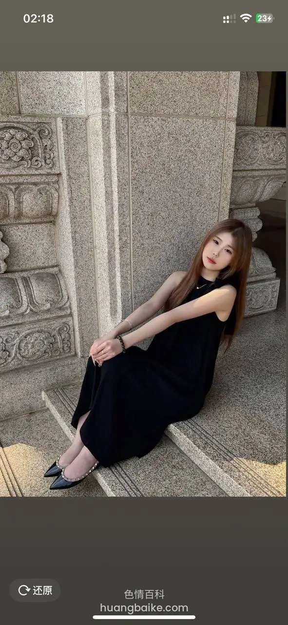 手机屏拍摄石阶上坐着看镜头
