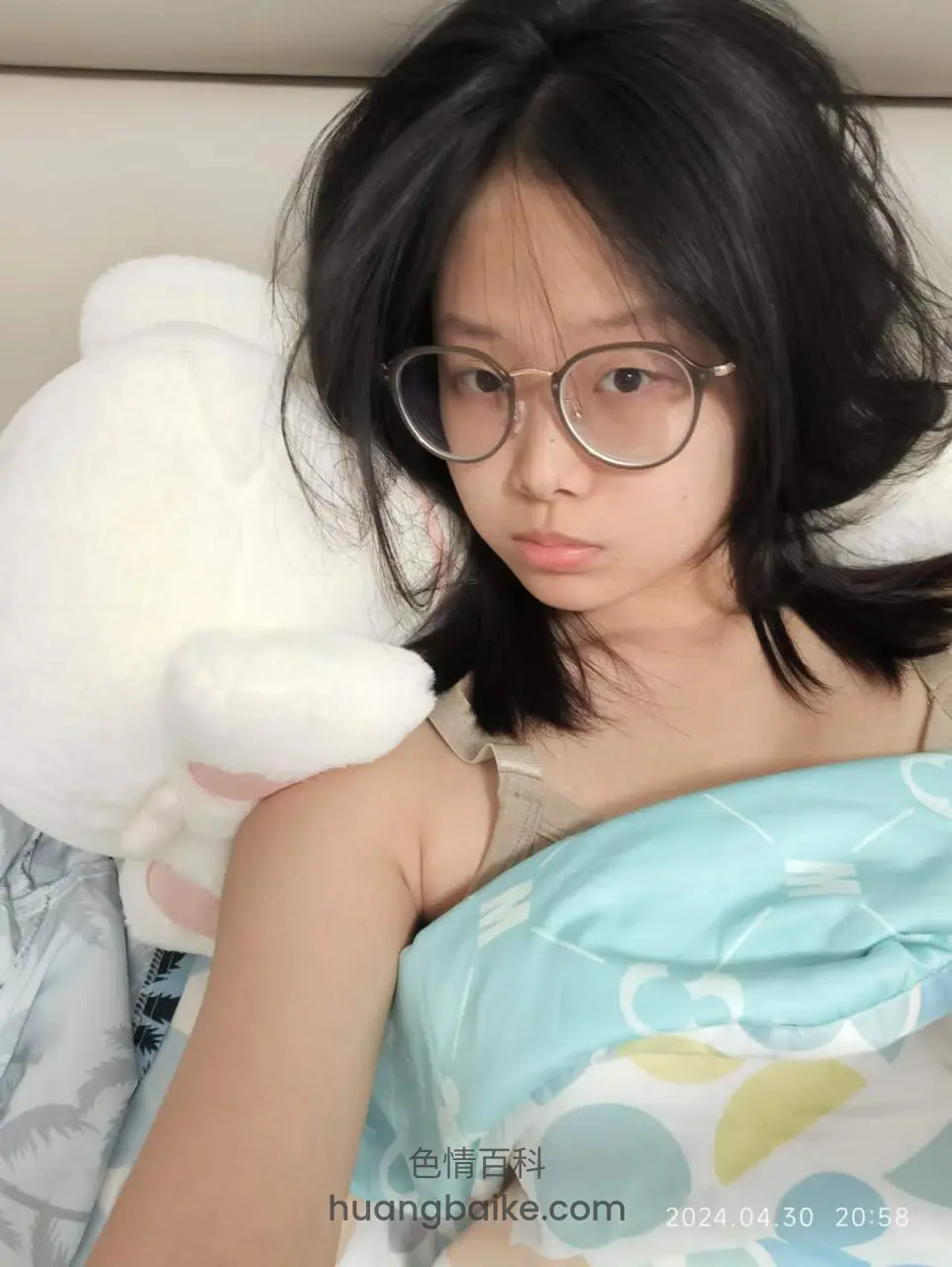 床上靠着玩偶 旁边有时间戳