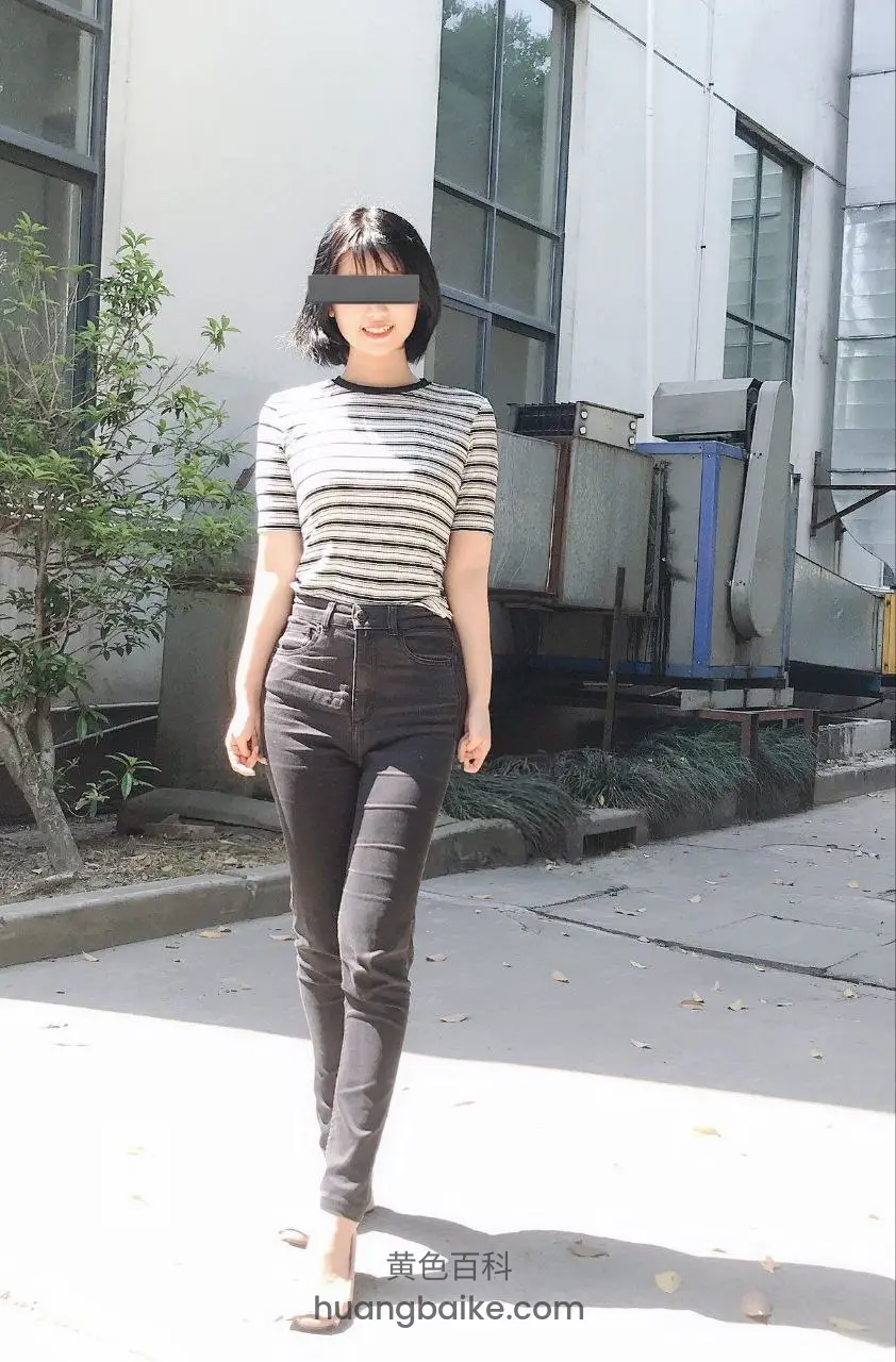 室外人行道上走路 镜头对着脚