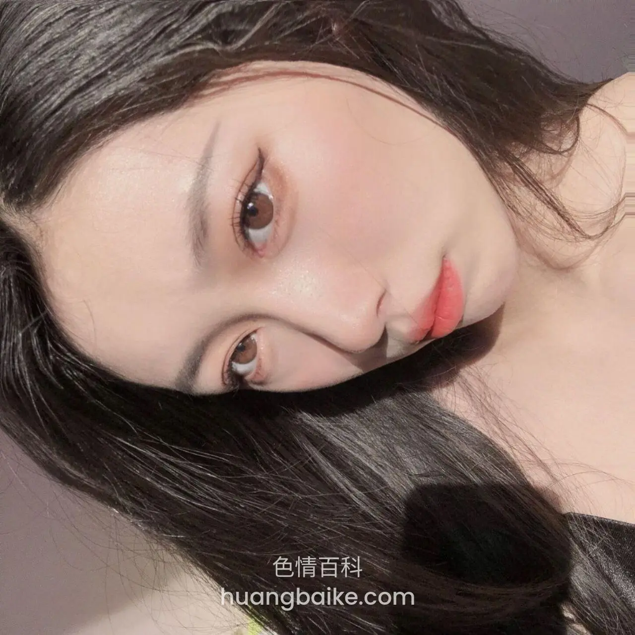 低头歪脸看镜头