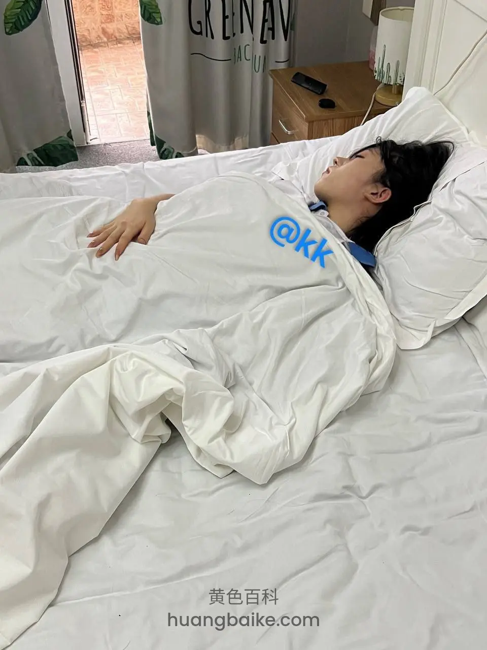 床上白色被子盖身，@kk