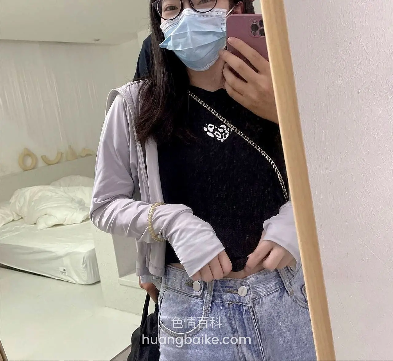 跪在白枕上全裸口，手扶腿根深喉