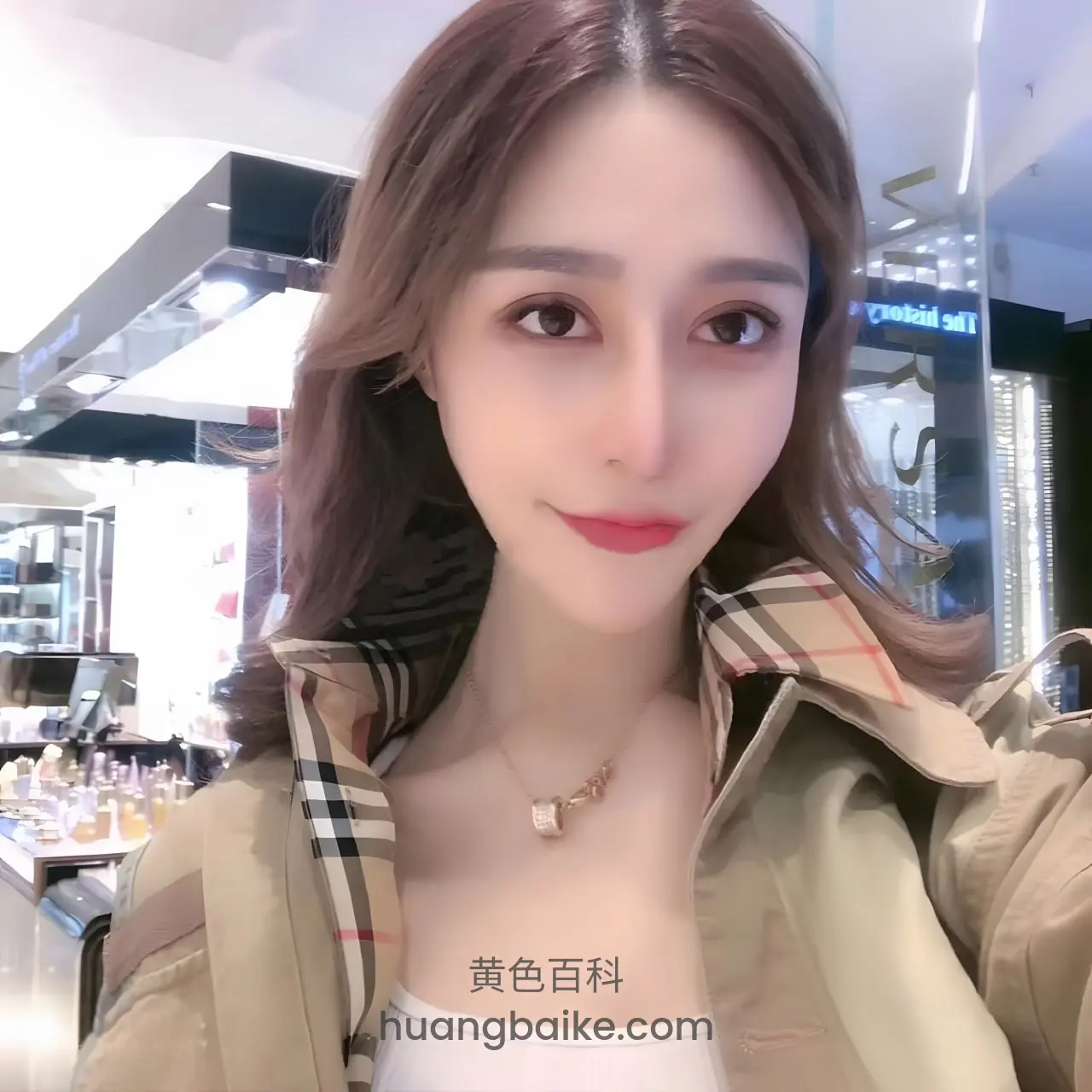 商场里自拍近脸，身后是化妆品柜台