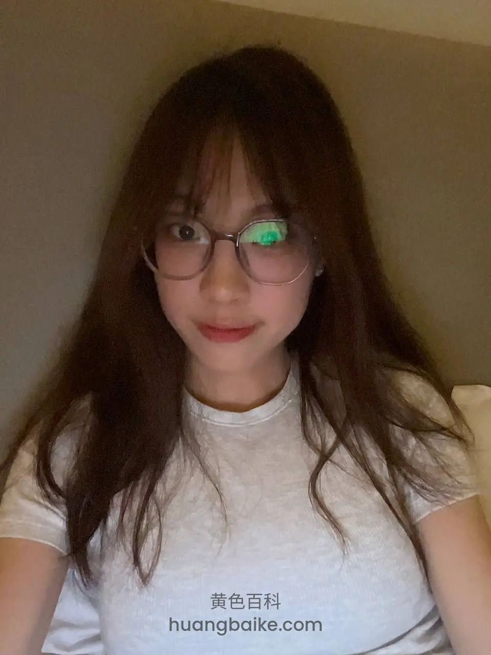 眼镜上映出绿色反光