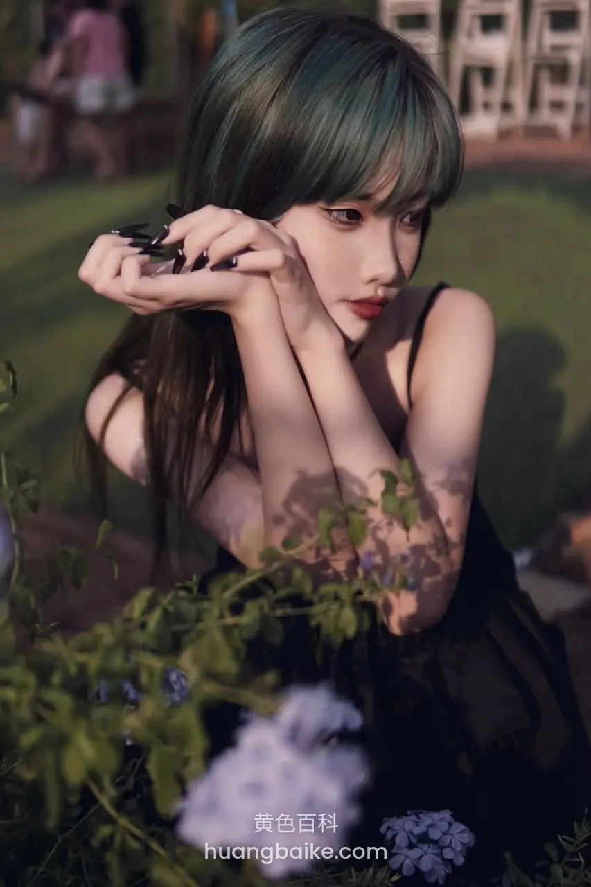 双手捧着黑耳机，镜头对着脸和花丛