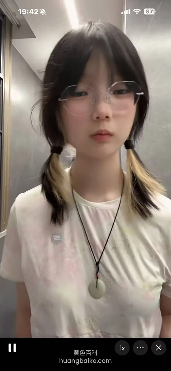 电梯里 举着手机看镜头