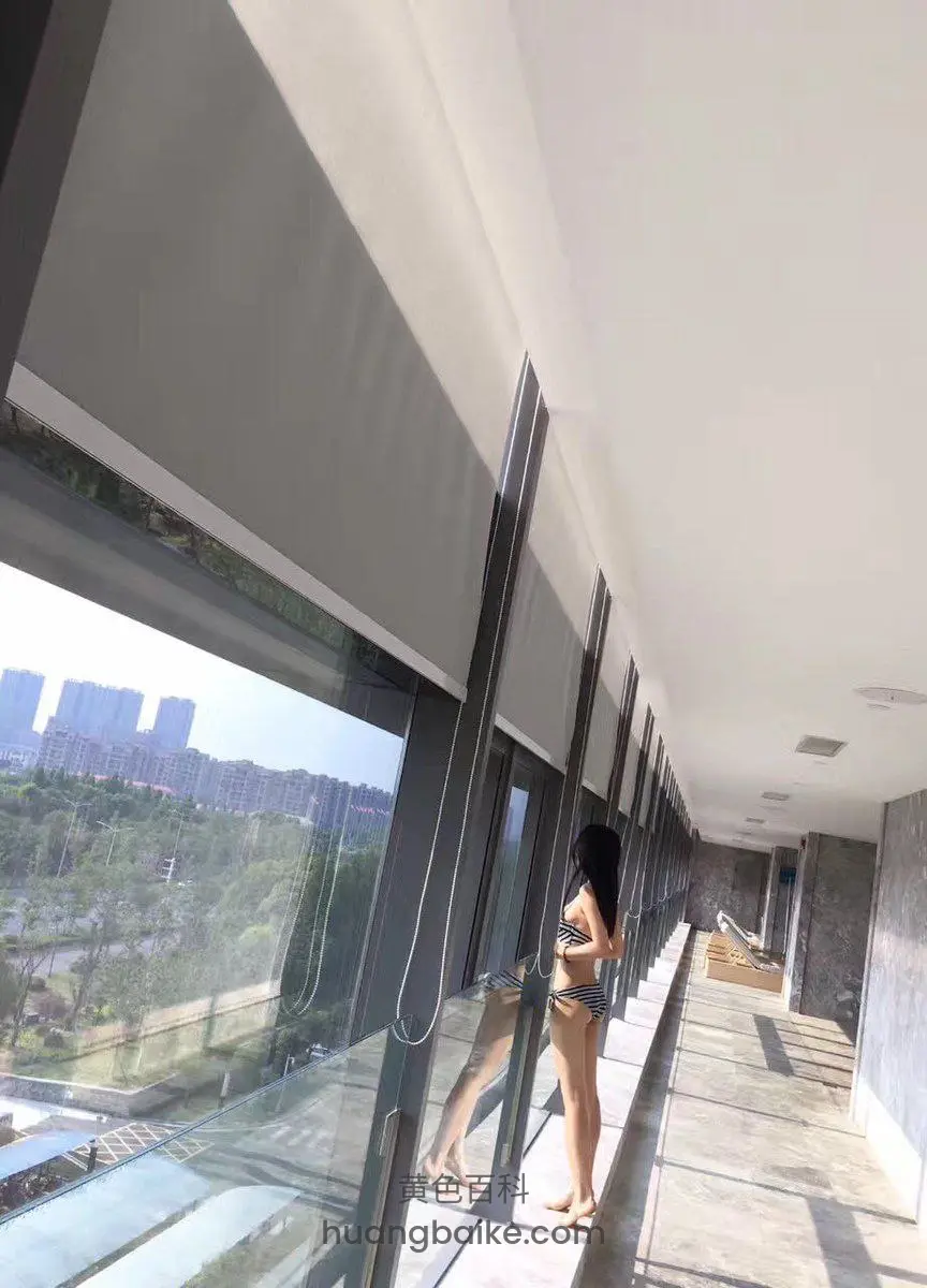 落地窗走廊里镜头对着城市景观