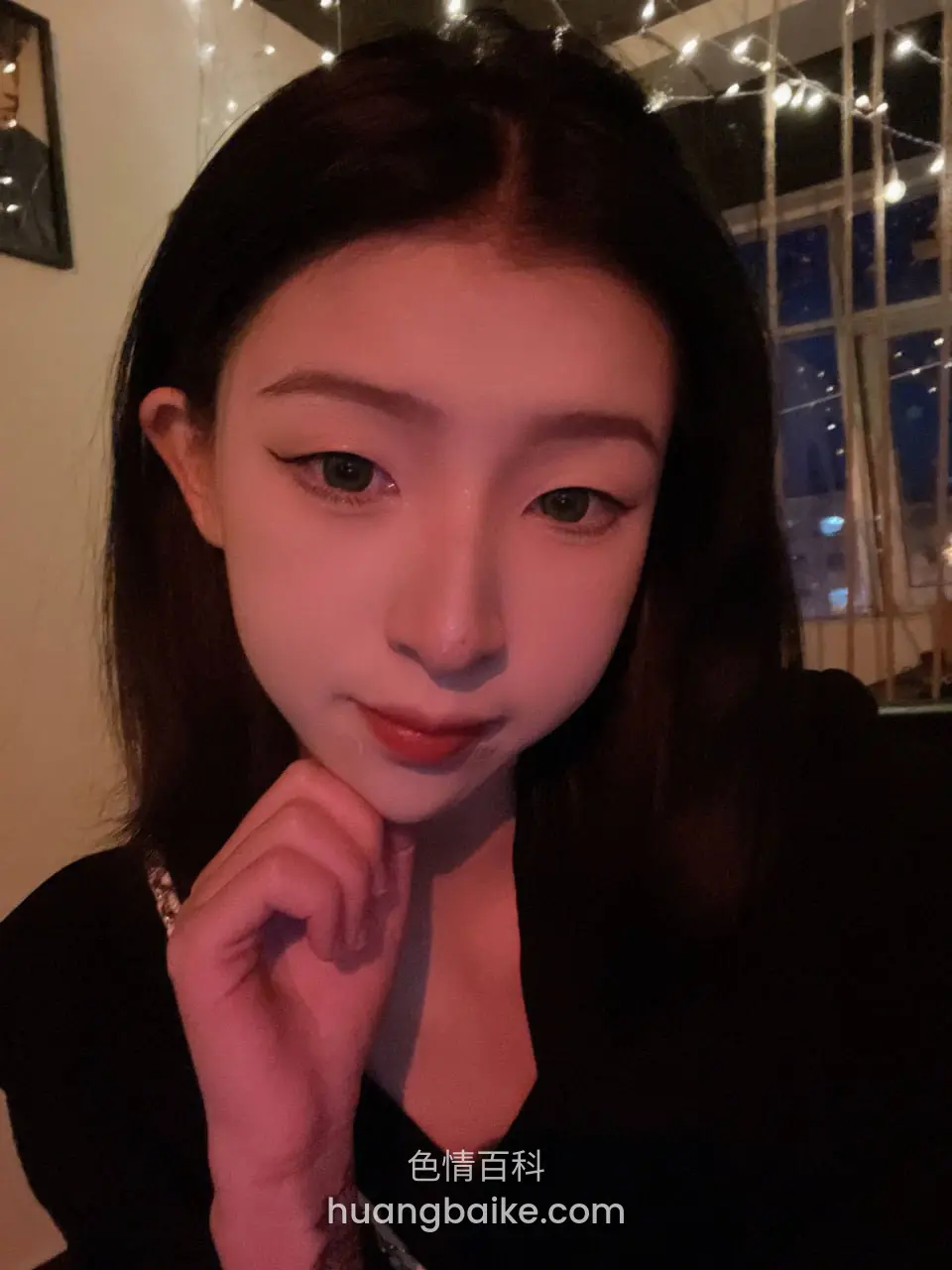 手托下巴对着镜头看